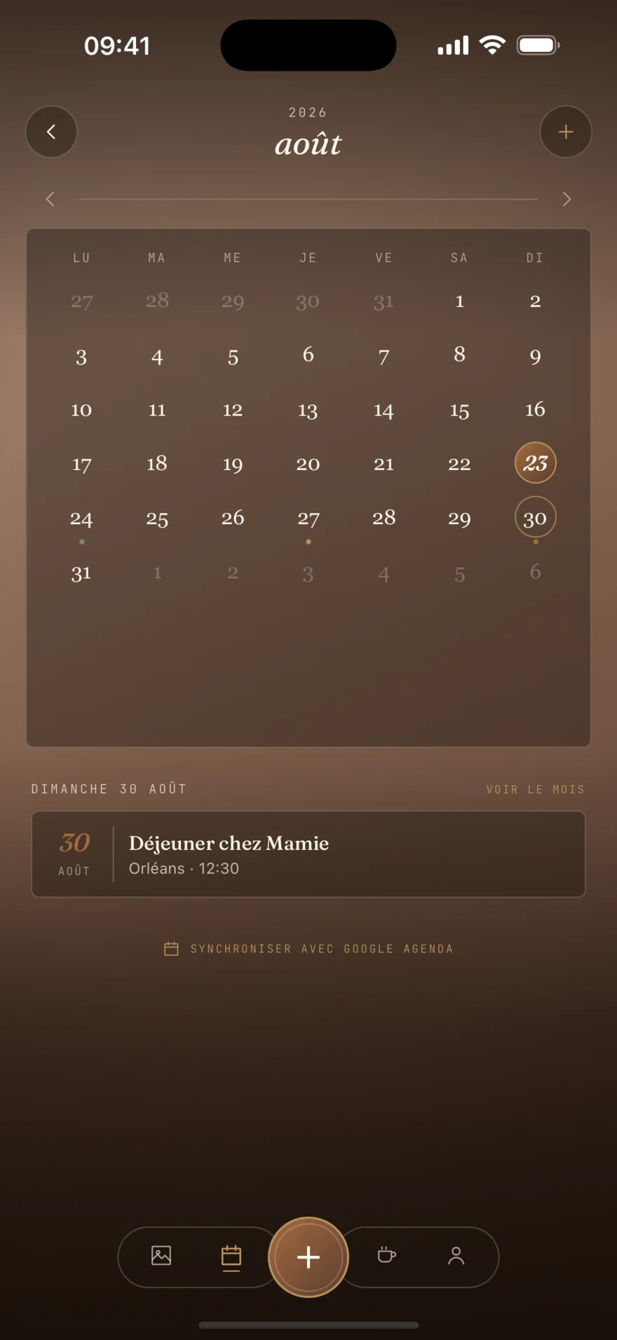 Le calendrier FamNest : le mois d'août avec ses anniversaires et un déjeuner chez Mamie dimanche 30.
