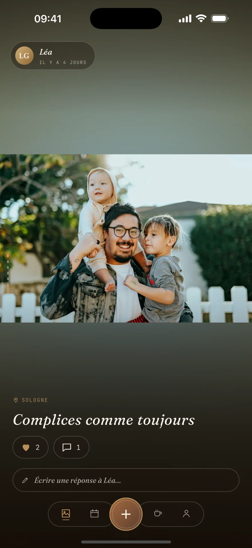 Le fil FamNest : une photo de famille en plein écran, avec sa légende « Complices comme toujours » et son lieu, Sologne.
