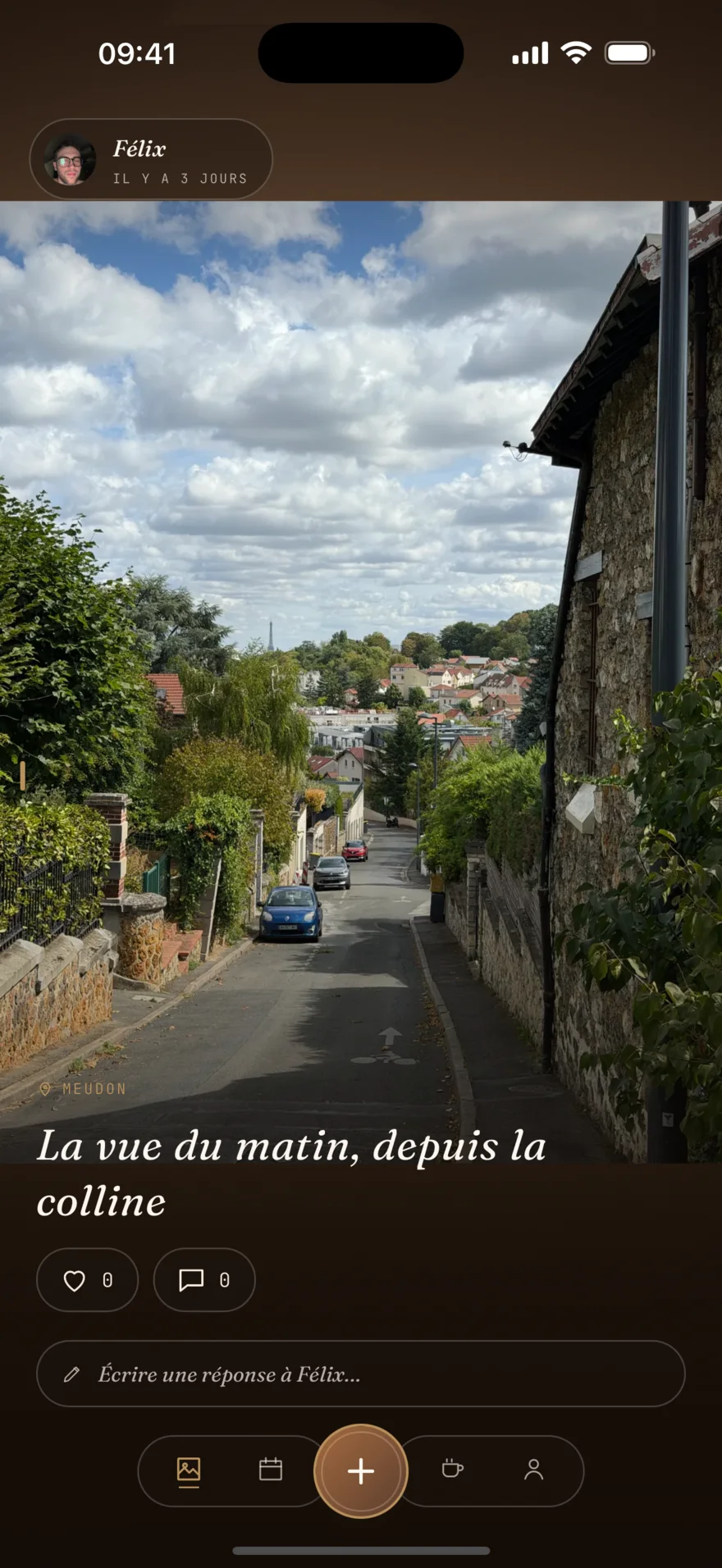 Le fil FamNest : une ruelle de Meudon avec la tour Eiffel au loin, légendée « La vue du matin, depuis la colline ».