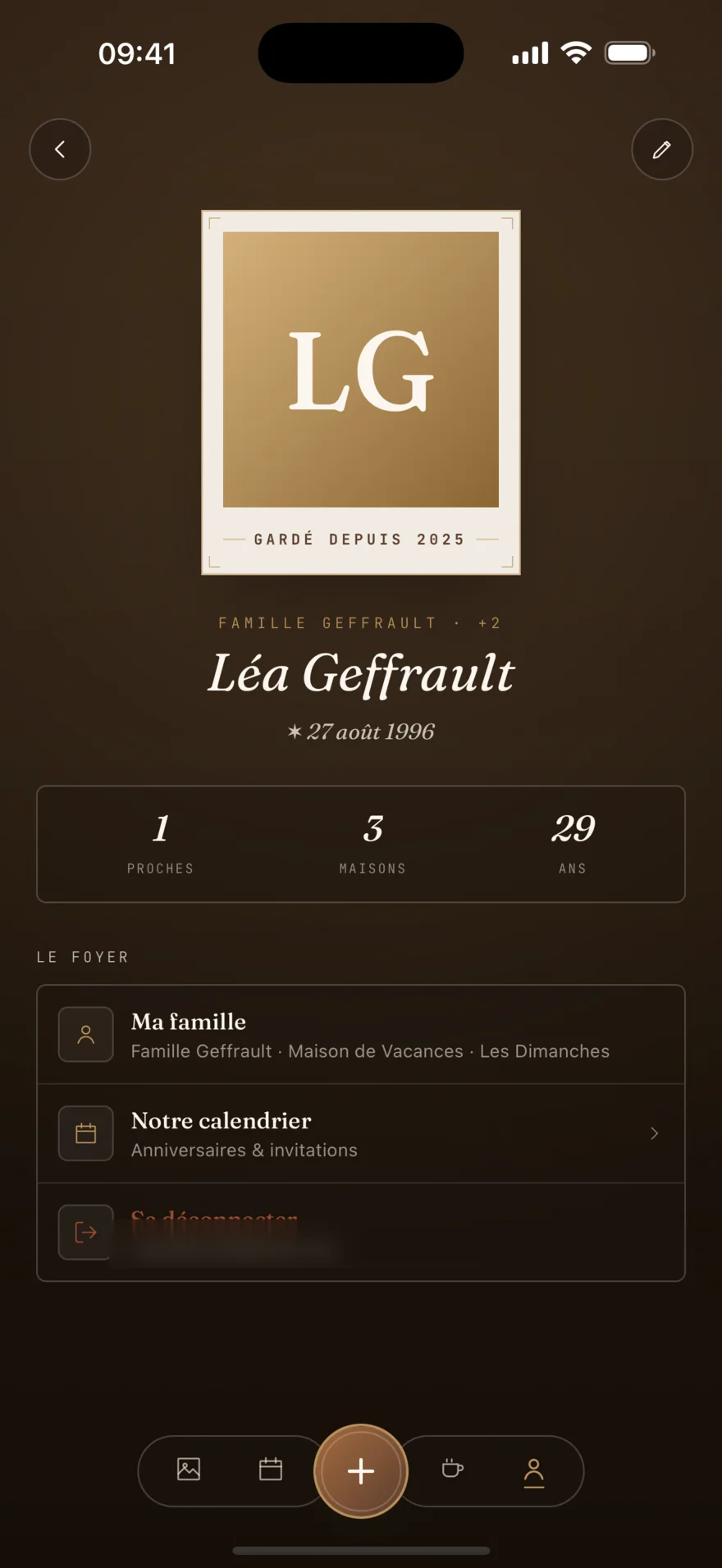Le profil FamNest : un portrait façon polaroid, les maisons de la famille et le calendrier du foyer.
