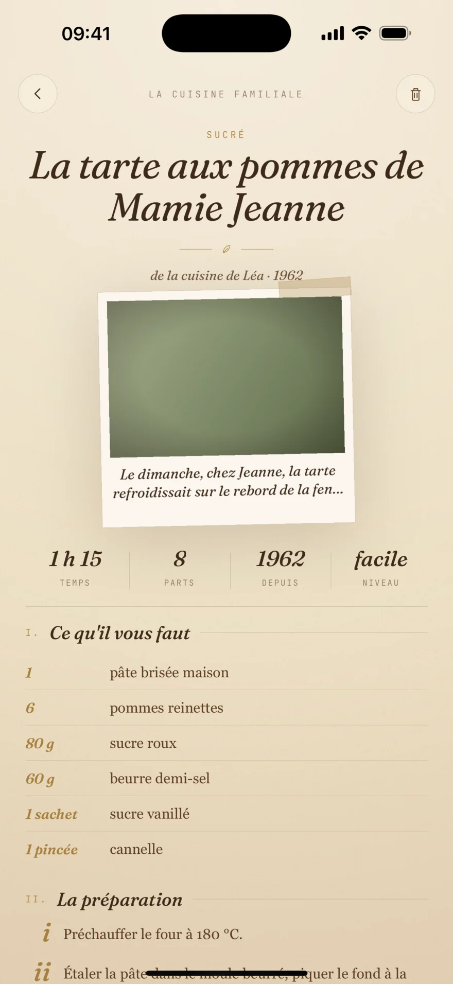 Une recette FamNest sur parchemin : la tarte aux pommes de Mamie Jeanne, 1962, avec ses ingrédients et sa préparation.
